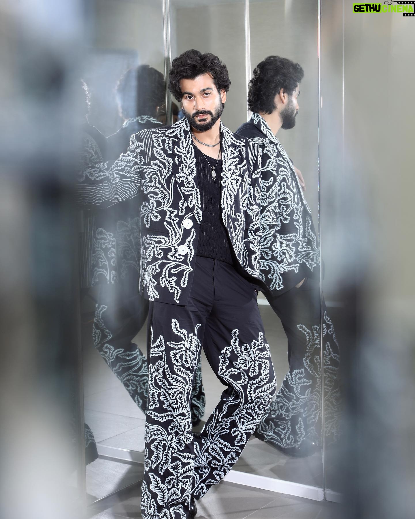 Sunny Kaushal - 153.4K Likes - Taking a moment to reflect
For #IIFARocks2023
Styled by: @amandeepkaur87
Photographs: @amey_ghatge
Wearing: @twopointtwostudio
Jewellery: @amamajewels @abhilasha_pret_jewelry