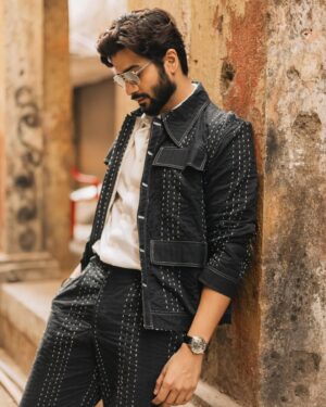 Sunny Kaushal Instagram - Between the lines and dots…

Styled by @amandeepkaur87 
Wearing @hindostanarchive 
Hair @forum.gotecha 
Makeup @sajid_makeup
Pictures @portraitshelter