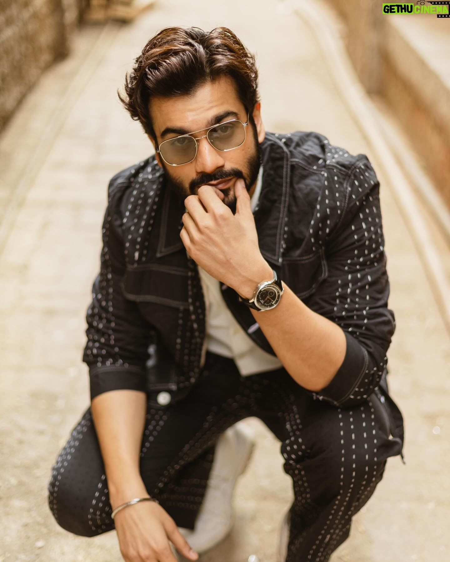 Sunny Kaushal - 126.3K Likes - Between the lines and dots…
Styled by @amandeepkaur87
Wearing @hindostanarchive
Hair @forum.gotecha
Makeup @sajid_makeup
Pictures @portraitshelter