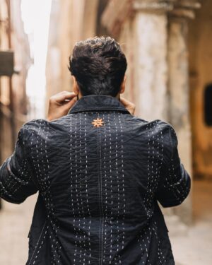 Sunny Kaushal Instagram - Between the lines and dots…

Styled by @amandeepkaur87 
Wearing @hindostanarchive 
Hair @forum.gotecha 
Makeup @sajid_makeup
Pictures @portraitshelter