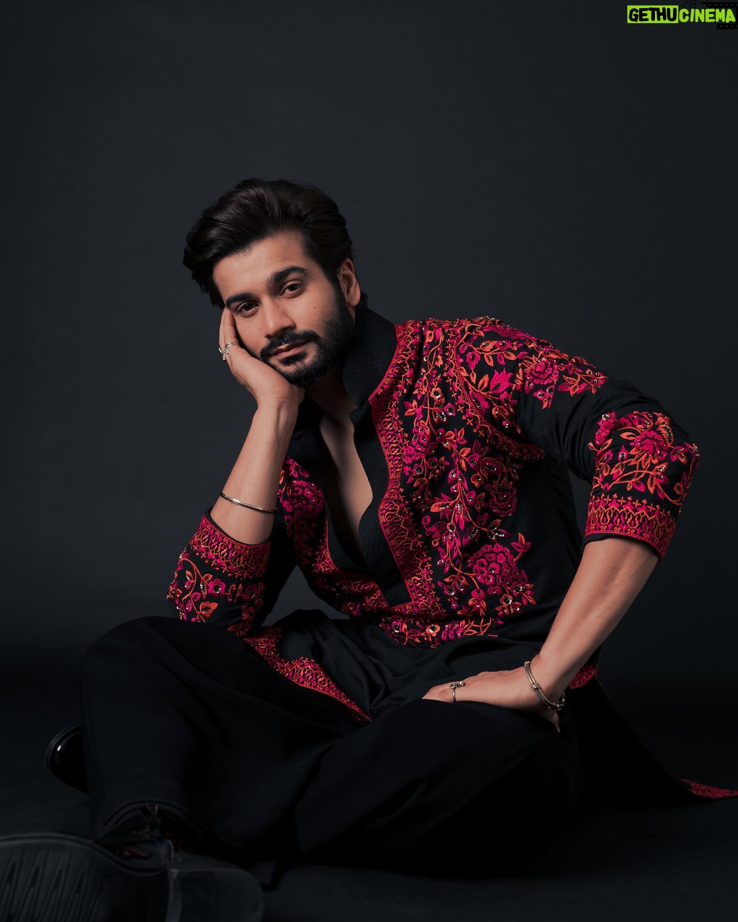 Sunny Kaushal - 123.1K Likes - Baithe baithe kya karein, karna hai kuch kaam…