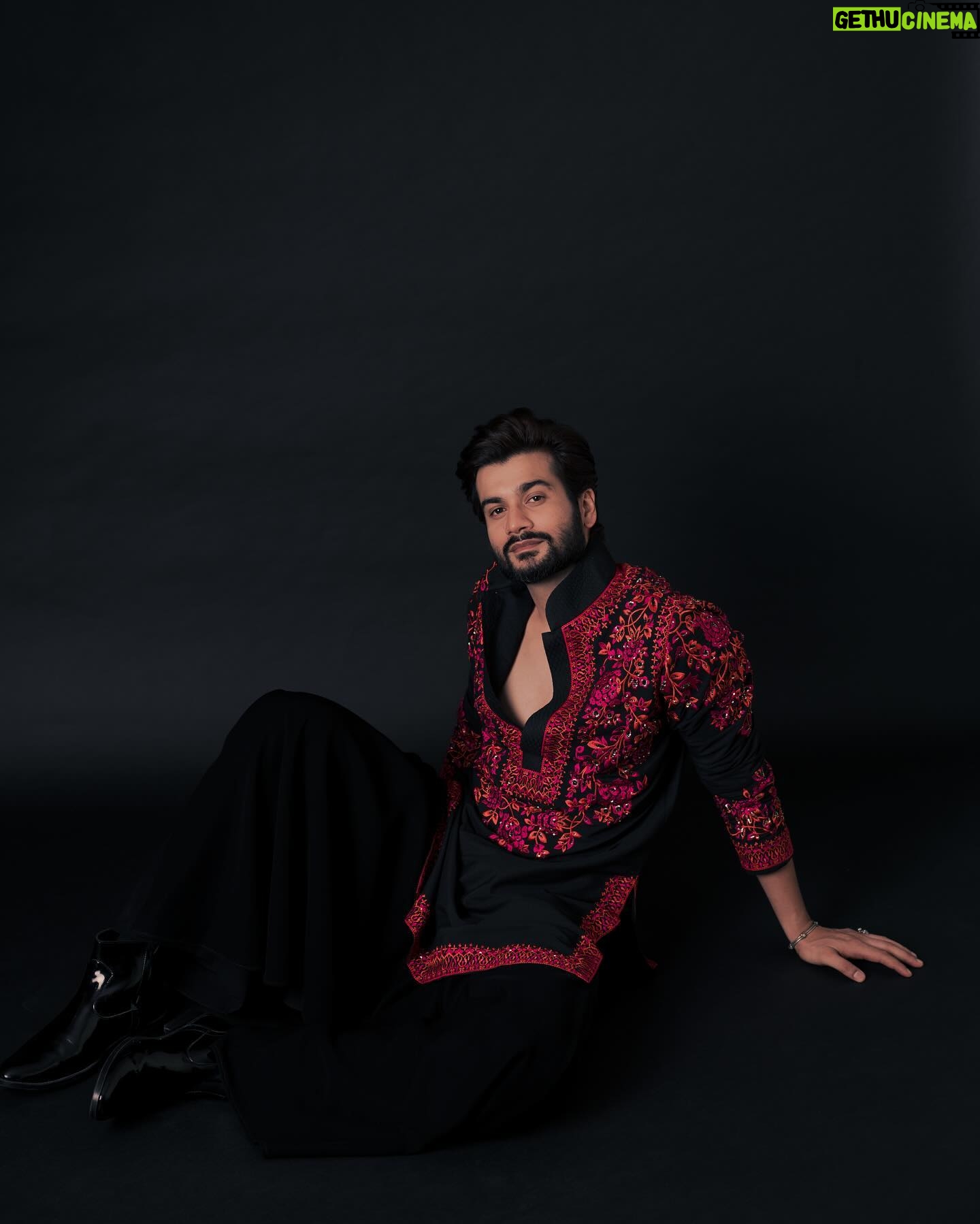 Sunny Kaushal - 123.1K Likes - Baithe baithe kya karein, karna hai kuch kaam…