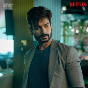 Sunny Kaushal Instagram - Ladies and gentlemen, kursi ki peti bandhe rakhein kyuki yeh flight heist se hijack ki taraf badh rahi hai 👀
#ChorNikalKeBhaga is NOW STREAMING only on @netflix_in! 🛬

@yamigautam @sunsunnykhez @maddockfilms @sharadkelkar @indraneilsengupta @ajaysinghmail #DineshVijan @amarkaushik @sirajahmed381 @vishalmishraofficial @rashmeetkaur