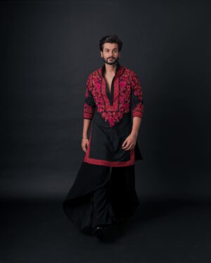 Sunny Kaushal Instagram - Kala joda but Sohna munda…
In @manishmalhotraworld @manishmalhotra05 

@amandeepkaur87 
📸 @khamkhaphotoartist 
Hair @forum.gotecha 
MU @makeup_and_haircool