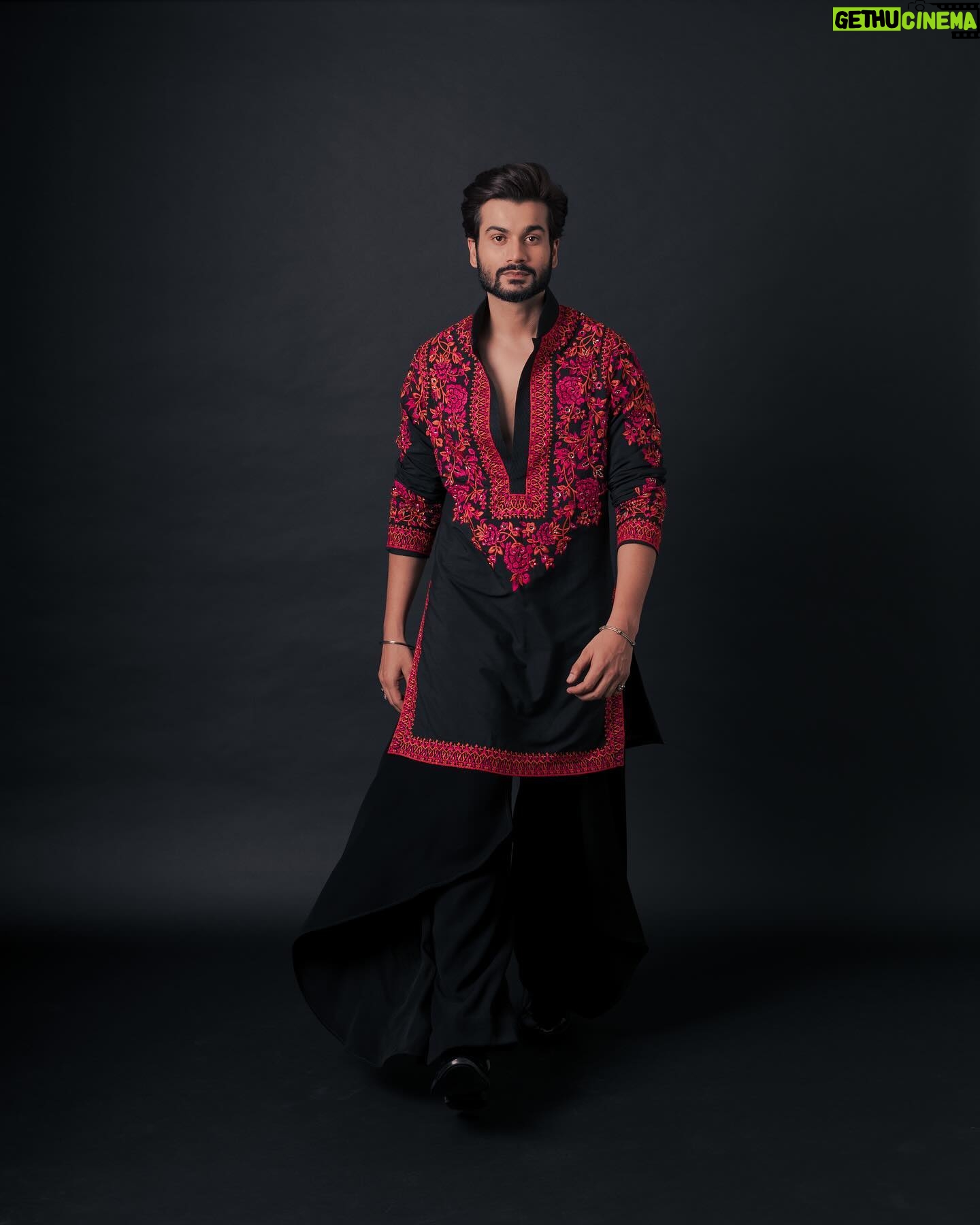 Sunny Kaushal - 111.7K Likes - Kala joda but Sohna munda…
In @manishmalhotraworld @manishmalhotra05
@amandeepkaur87
📸 @khamkhaphotoartist
Hair @forum.gotecha
MU @makeup_and_haircool