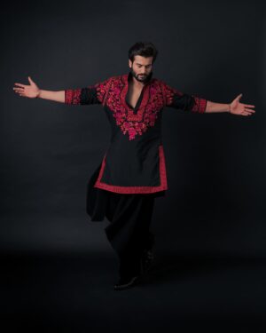 Sunny Kaushal Instagram - Kala joda but Sohna munda…
In @manishmalhotraworld @manishmalhotra05 

@amandeepkaur87 
📸 @khamkhaphotoartist 
Hair @forum.gotecha 
MU @makeup_and_haircool