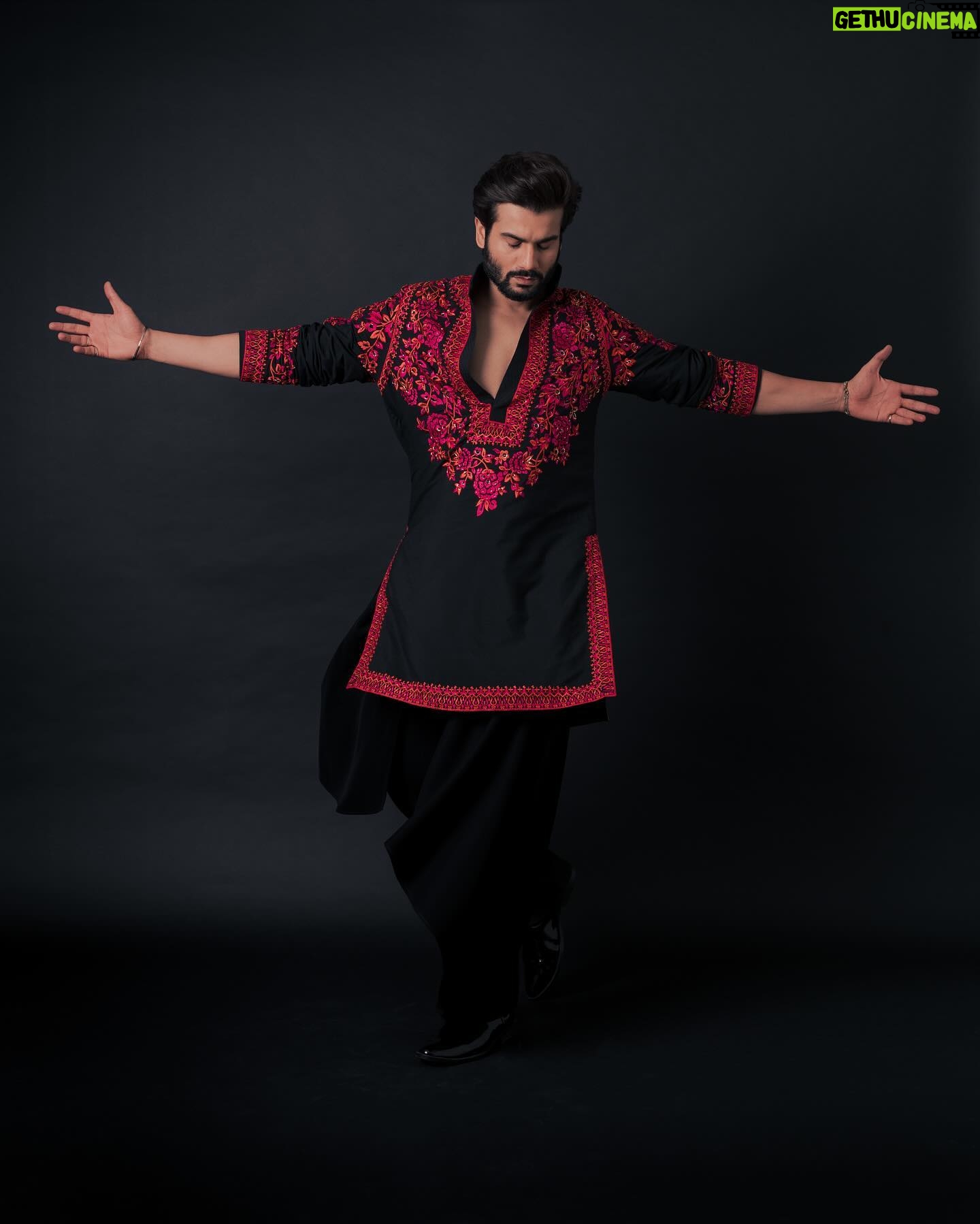 Sunny Kaushal - 111.7K Likes - Kala joda but Sohna munda…
In @manishmalhotraworld @manishmalhotra05
@amandeepkaur87
📸 @khamkhaphotoartist
Hair @forum.gotecha
MU @makeup_and_haircool
