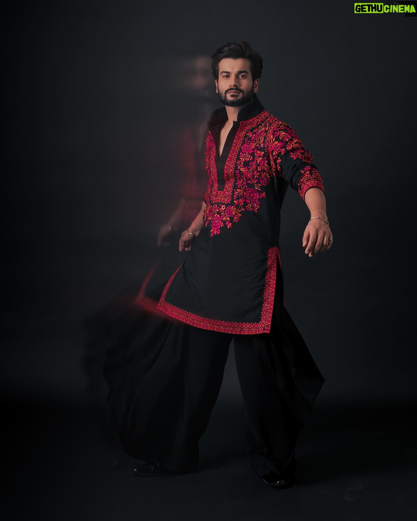 Sunny Kaushal - 111.7K Likes - Kala joda but Sohna munda…
In @manishmalhotraworld @manishmalhotra05
@amandeepkaur87
📸 @khamkhaphotoartist
Hair @forum.gotecha
MU @makeup_and_haircool