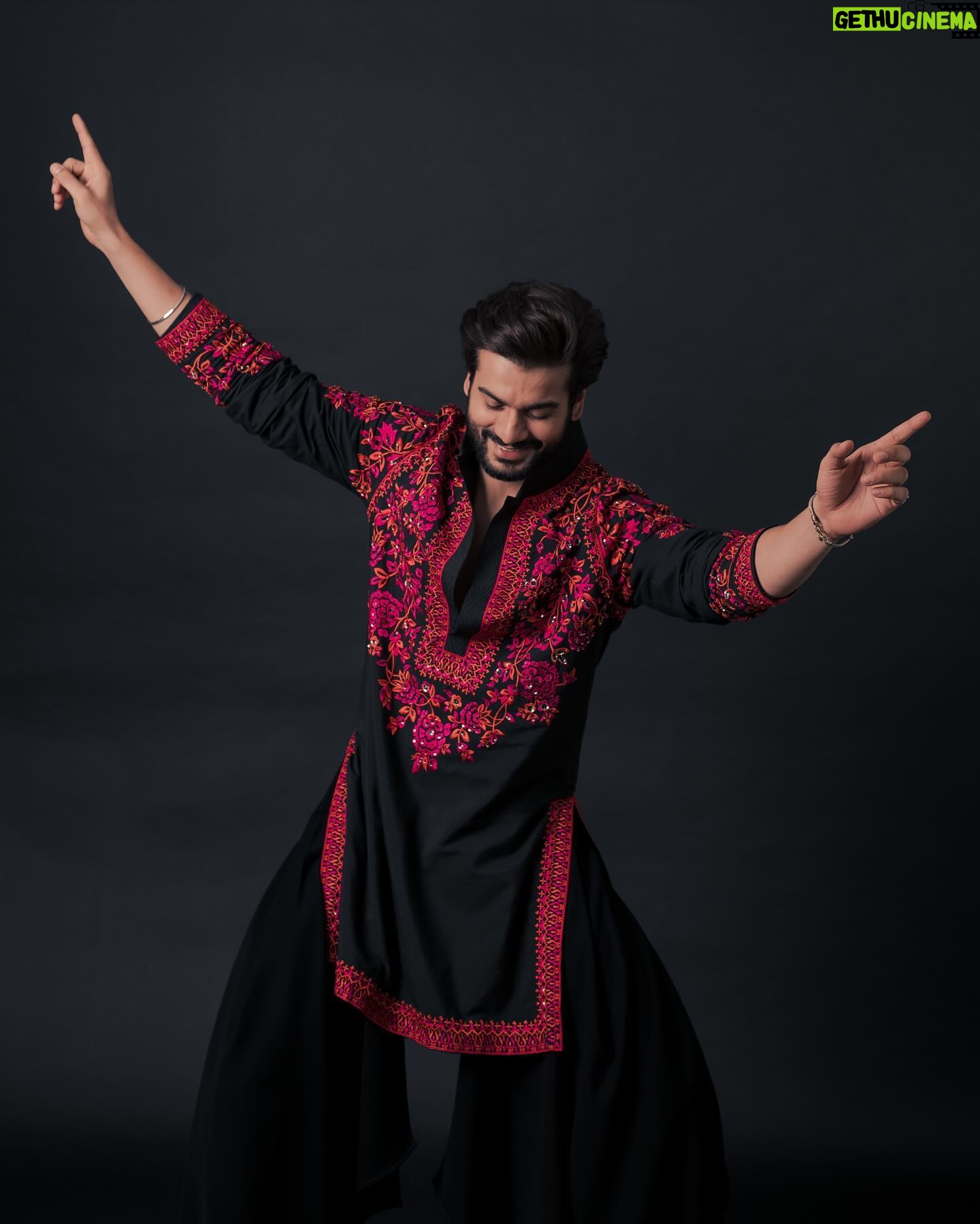 Sunny Kaushal - 111.7K Likes - Kala joda but Sohna munda…
In @manishmalhotraworld @manishmalhotra05
@amandeepkaur87
📸 @khamkhaphotoartist
Hair @forum.gotecha
MU @makeup_and_haircool