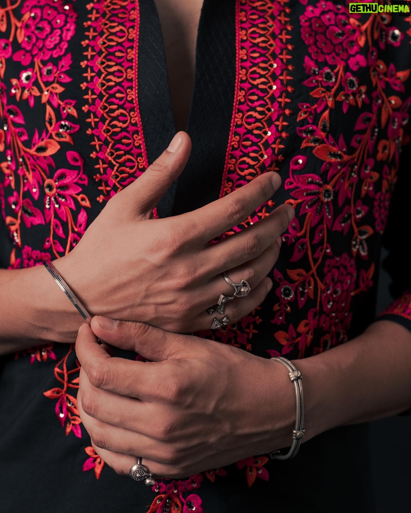 Sunny Kaushal - 111.7K Likes - Kala joda but Sohna munda…
In @manishmalhotraworld @manishmalhotra05
@amandeepkaur87
📸 @khamkhaphotoartist
Hair @forum.gotecha
MU @makeup_and_haircool