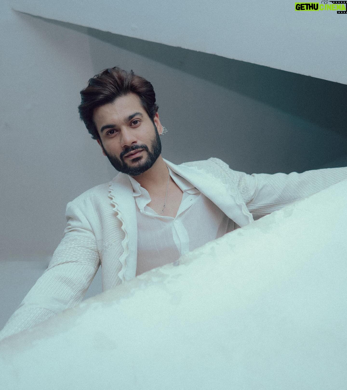 Sunny Kaushal - 115.5K Likes - Angel angel.. mankind’s angel…
For the opening of @jioworldplaza
Styled by @amandeepkaur87
In @amaare.in and @jimmychoo
📸 @khamkhaphotoartist
Hair @forum.gotecha
Makeup @sajid_makeup