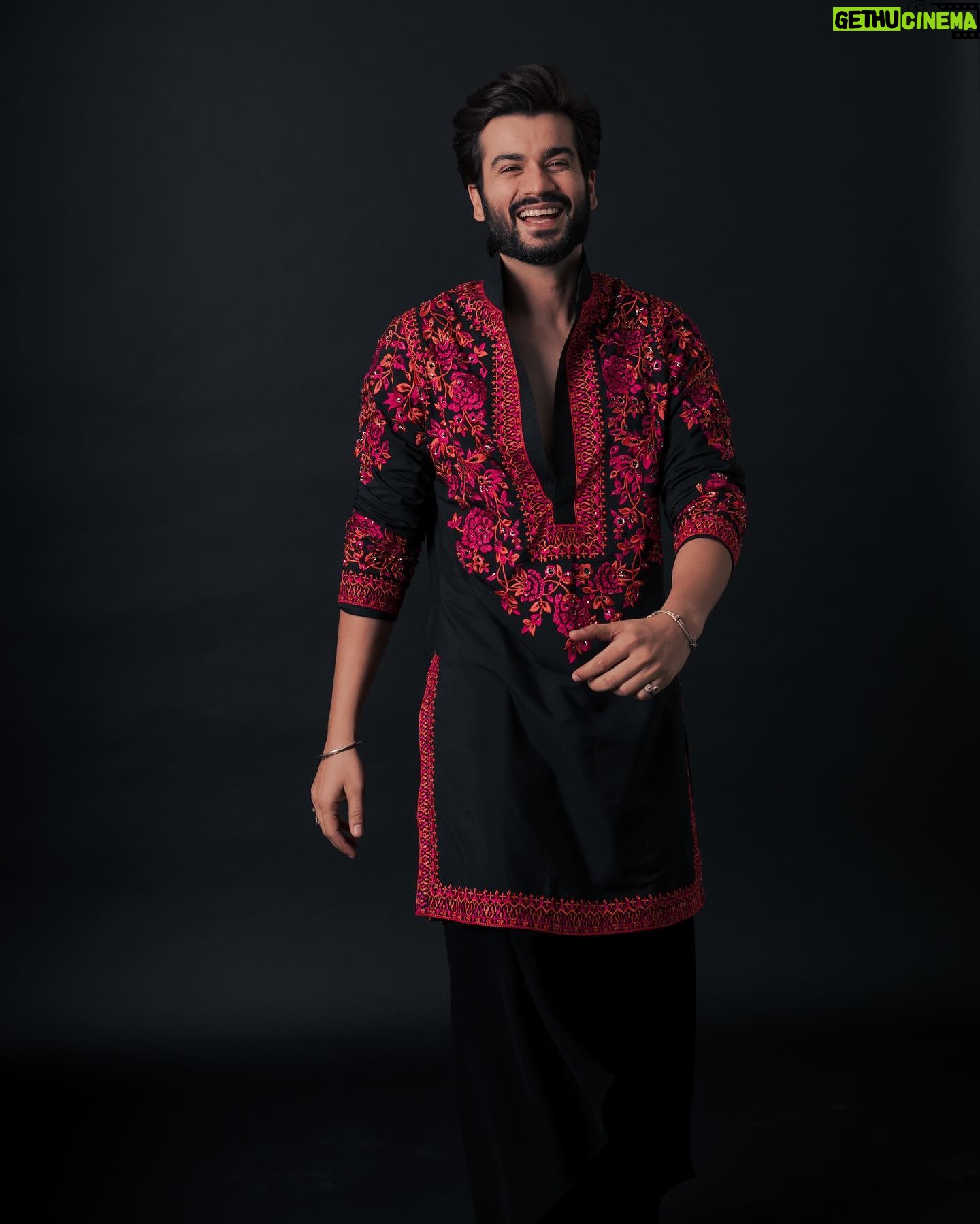 Sunny Kaushal - 111.7K Likes - Kala joda but Sohna munda…
In @manishmalhotraworld @manishmalhotra05
@amandeepkaur87
📸 @khamkhaphotoartist
Hair @forum.gotecha
MU @makeup_and_haircool