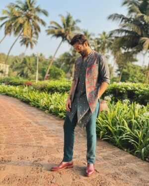Sunny Kaushal Instagram - Taking dil garden garden ho gaya quite literally 🍃 🍂

Styled by @amandeepkaur87 
In @nm_design_studio 
On feet @whitemuds_official 
Clicked by ace photographer @rohitsaraf 

#eatyourgreens