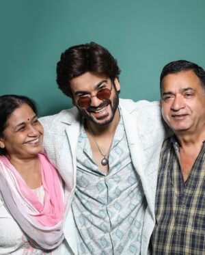 Sunny Kaushal Instagram - Happy birthday to her
Happy anniversary to them 
♥️✨