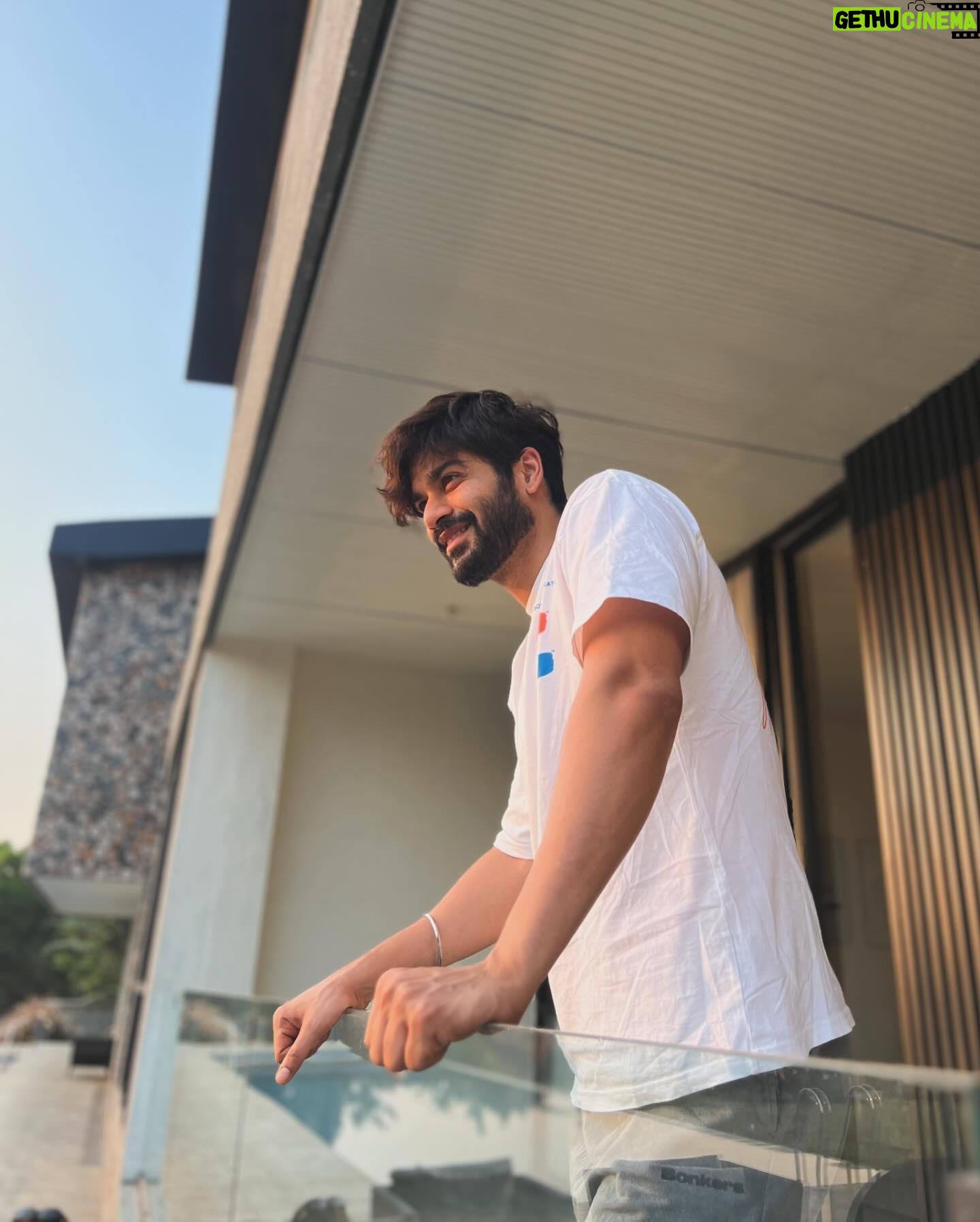 Sunny Kaushal - 200.5K Likes - First sunset of 2024
Wishing everyone a very happy new year filled with love, laughter and happiness ♥️✨