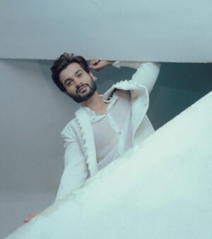 Sunny Kaushal Instagram - Angel angel.. mankind’s angel…
For the opening of @jioworldplaza 

Styled by @amandeepkaur87 
In @amaare.in and @jimmychoo 
📸 @khamkhaphotoartist 
Hair @forum.gotecha 
Makeup @sajid_makeup