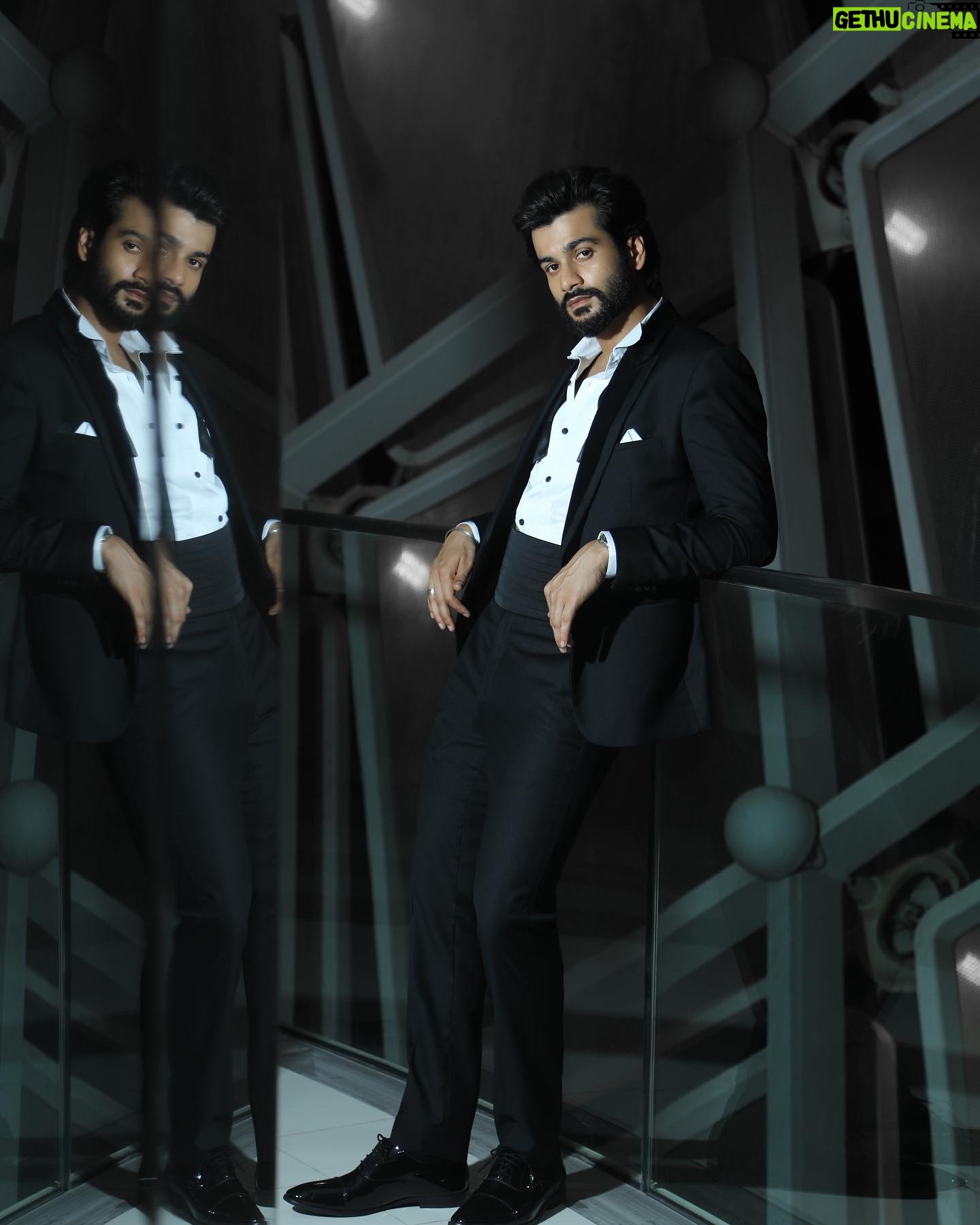 Sunny Kaushal - 131.1K Likes - For #iifa2023 .. what a great night
Styled by: @amandeepkaur87
Wearing: @rohitgandhirahulkhanna
Photos: @amey_ghatge