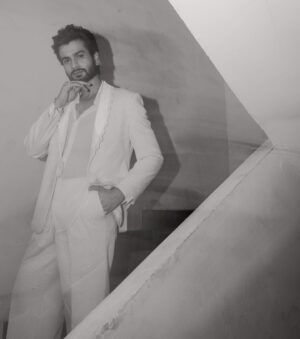 Sunny Kaushal Instagram - Angel angel.. mankind’s angel…
For the opening of @jioworldplaza 

Styled by @amandeepkaur87 
In @amaare.in and @jimmychoo 
📸 @khamkhaphotoartist 
Hair @forum.gotecha 
Makeup @sajid_makeup