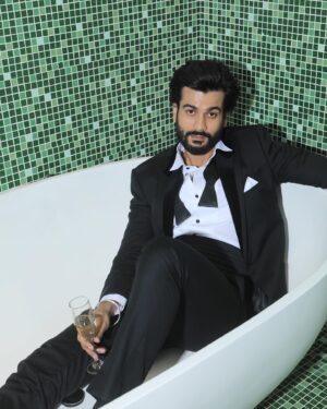 Sunny Kaushal Instagram - For #iifa2023 .. what a great night 

Styled by: @amandeepkaur87 
Wearing: @rohitgandhirahulkhanna 
Photos: @amey_ghatge
