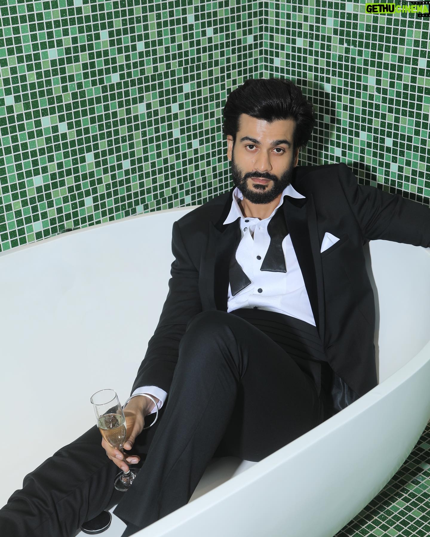 Sunny Kaushal - 131.1K Likes - For #iifa2023 .. what a great night
Styled by: @amandeepkaur87
Wearing: @rohitgandhirahulkhanna
Photos: @amey_ghatge