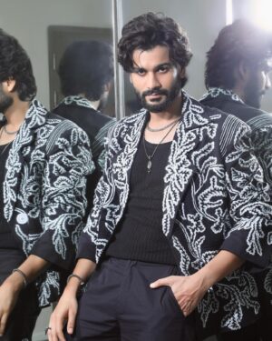 Sunny Kaushal Instagram - Taking a moment to reflect 
For #IIFARocks2023 

Styled by: @amandeepkaur87 
Photographs: @amey_ghatge 
Wearing: @twopointtwostudio 
Jewellery: @amamajewels @abhilasha_pret_jewelry