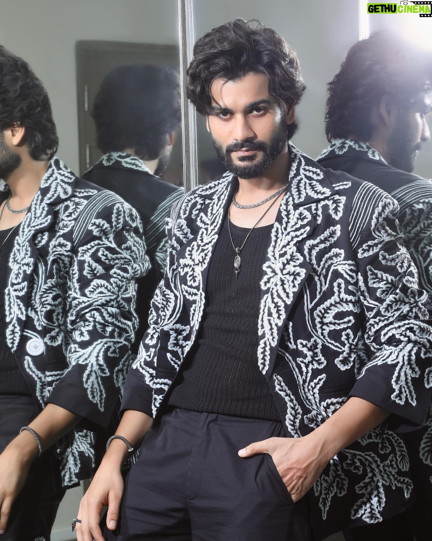 Sunny Kaushal - 153.4K Likes - Taking a moment to reflect
For #IIFARocks2023
Styled by: @amandeepkaur87
Photographs: @amey_ghatge
Wearing: @twopointtwostudio
Jewellery: @amamajewels @abhilasha_pret_jewelry