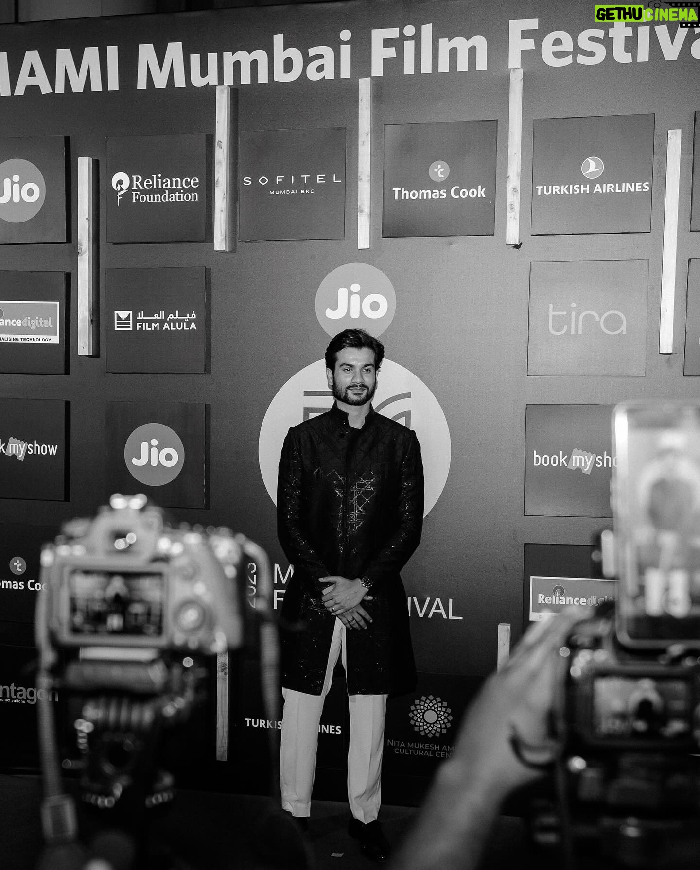 Sunny Kaushal - 88.6K Likes - B&W images of a colourful night
Clicked by @khamkhaphotoartist
#Sunsunnykhez
#Mami