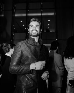 Sunny Kaushal Instagram - B&W images of a colourful night
Clicked by @khamkhaphotoartist 

#Sunsunnykhez
#Mami