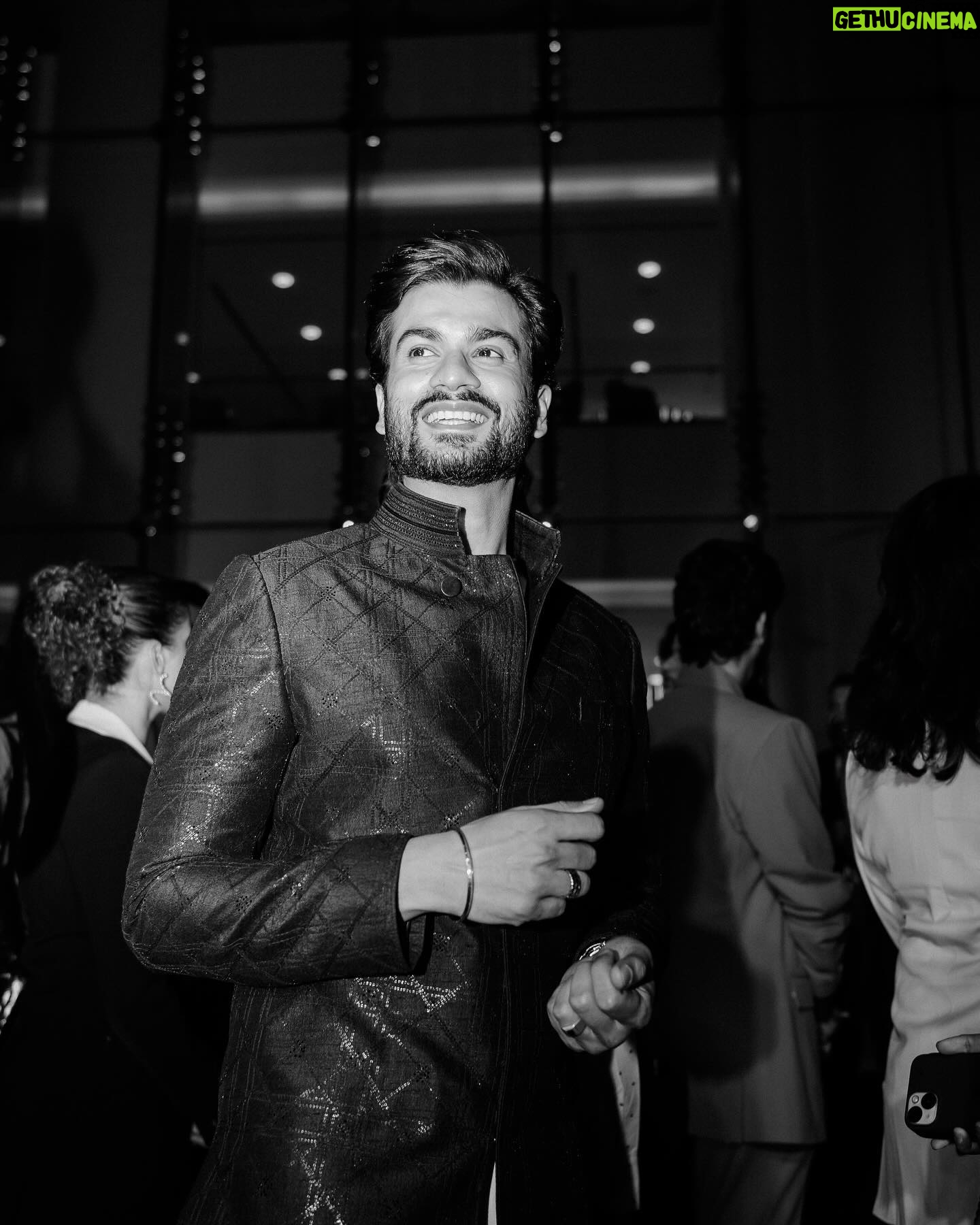 Sunny Kaushal - 88.6K Likes - B&W images of a colourful night
Clicked by @khamkhaphotoartist
#Sunsunnykhez
#Mami