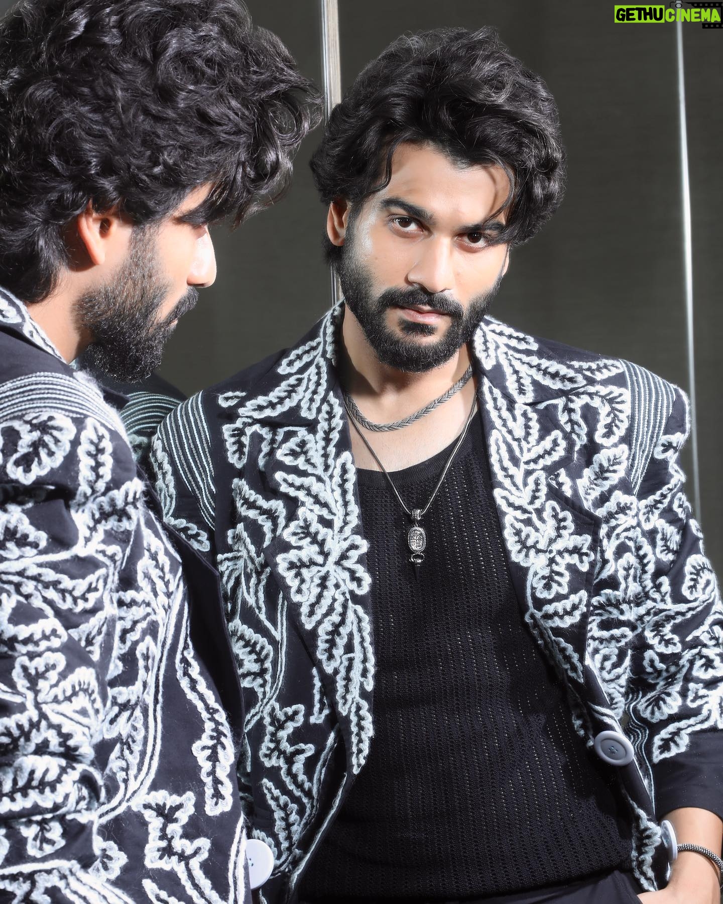 Sunny Kaushal - 153.4K Likes - Taking a moment to reflect
For #IIFARocks2023
Styled by: @amandeepkaur87
Photographs: @amey_ghatge
Wearing: @twopointtwostudio
Jewellery: @amamajewels @abhilasha_pret_jewelry
