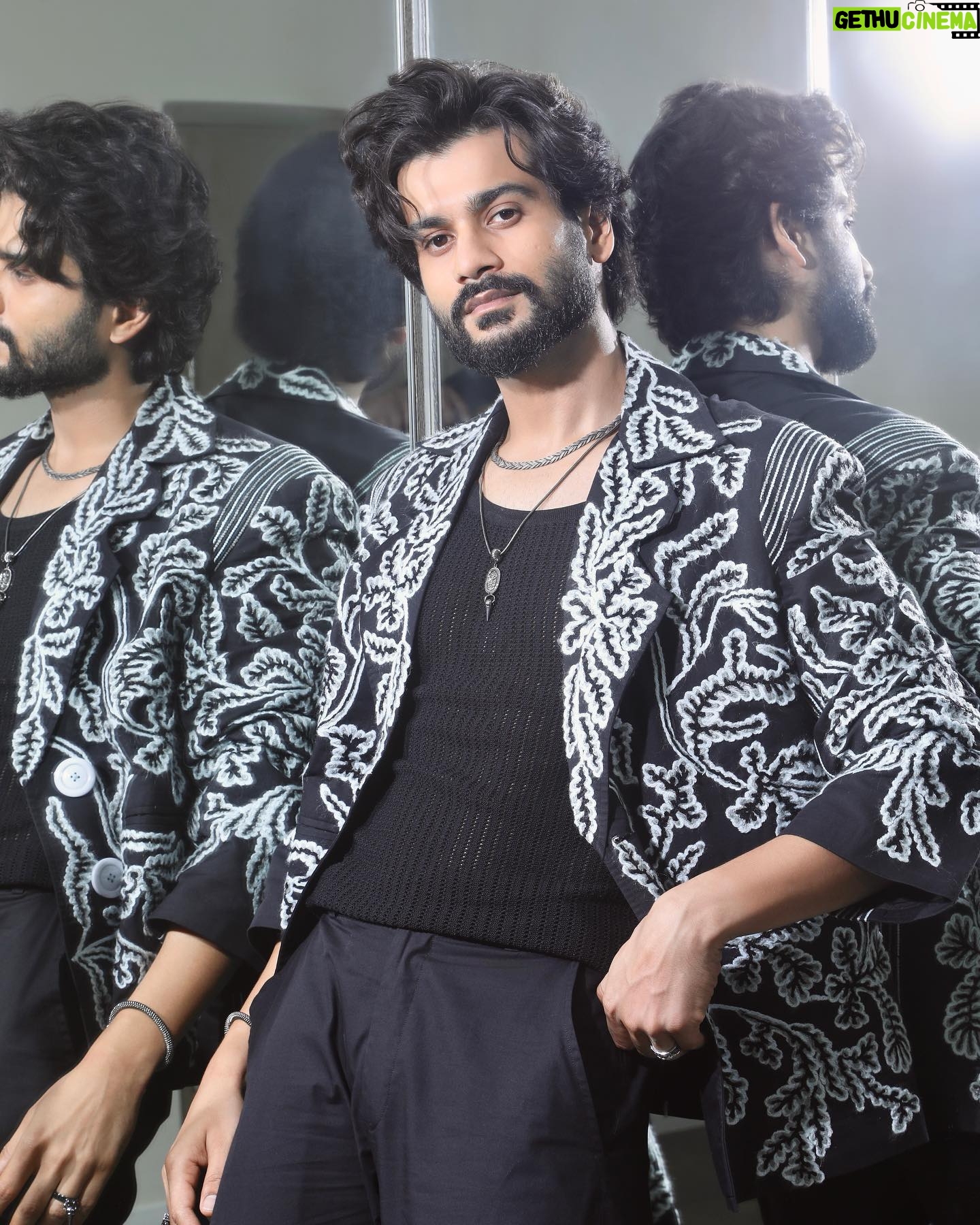 Sunny Kaushal - 153.4K Likes - Taking a moment to reflect
For #IIFARocks2023
Styled by: @amandeepkaur87
Photographs: @amey_ghatge
Wearing: @twopointtwostudio
Jewellery: @amamajewels @abhilasha_pret_jewelry