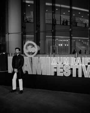 Sunny Kaushal Instagram - B&W images of a colourful night
Clicked by @khamkhaphotoartist 

#Sunsunnykhez
#Mami
