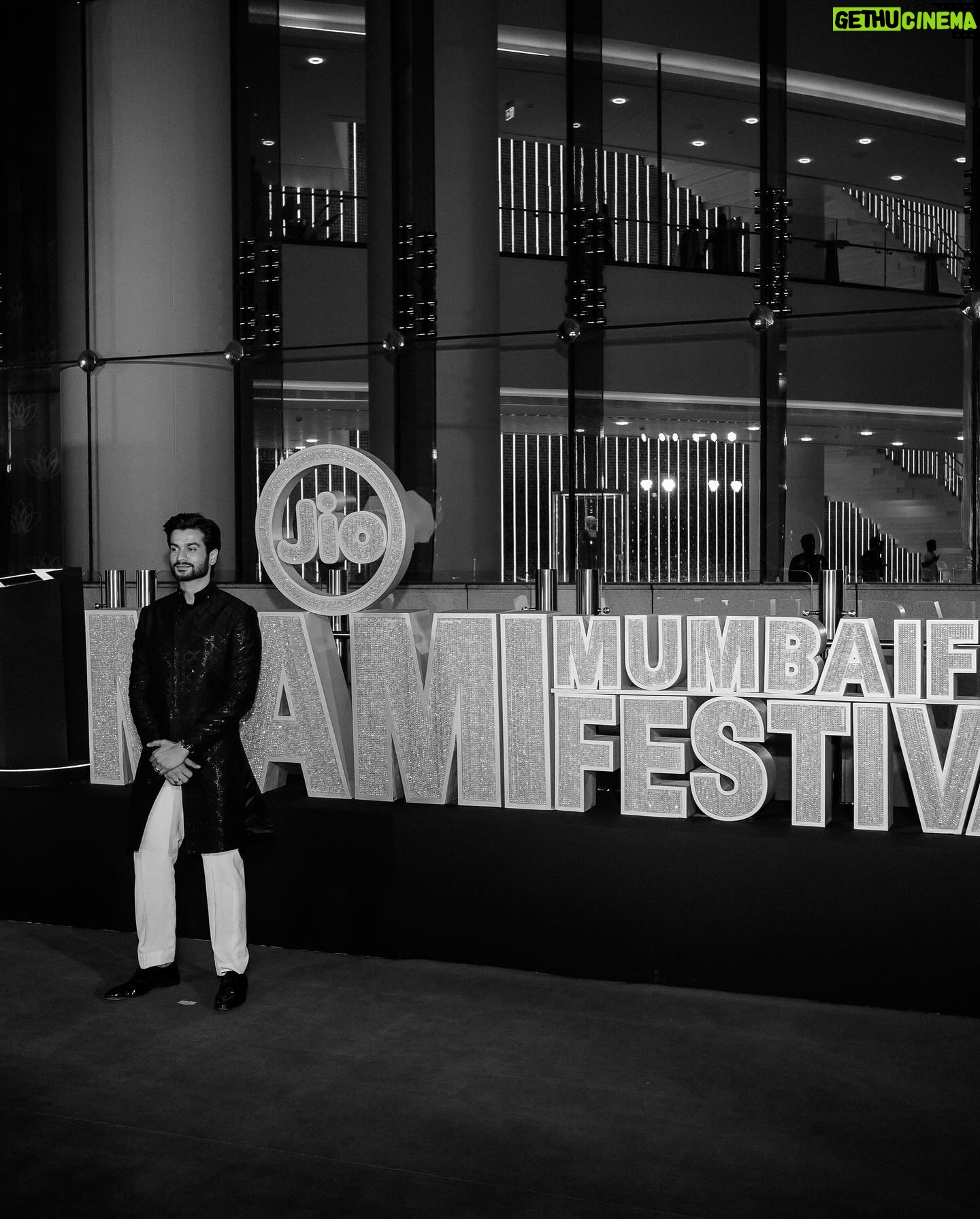 Sunny Kaushal - 88.6K Likes - B&W images of a colourful night
Clicked by @khamkhaphotoartist
#Sunsunnykhez
#Mami
