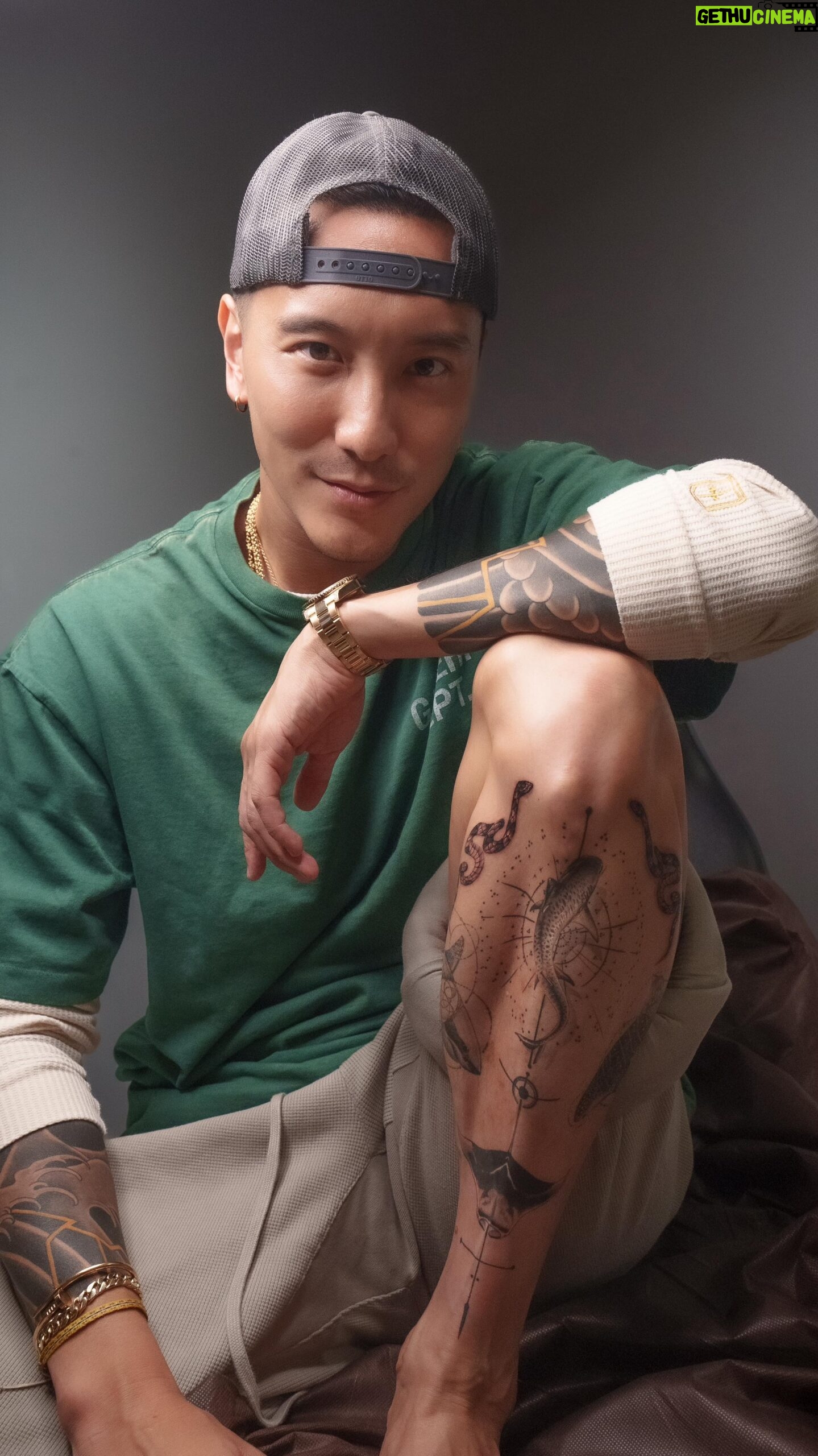 Sunny Wang - 39.4K Likes - 新年 新刺青 這次刺了兩隻海蛇
我左小腿是奉給海洋世界 每個海洋生物對我都有意義也跟我有很多故事 期待完成作品 你們猜猜下個海洋生物要刺什麼 然後告訴我 你們覺得身上哪個部位是最痛的
Getting new tattoos for the new Chinese Lunar Year. This time I tagged 2 sea snakes. My left leg is dedicated to marine life. Each marine animal has a special story and meaning for me. Can’t wait to finish this project. Guess what tattoo I’ll be getting next and tel me which part of the body hurts the most.
Tattoo Artist: @x.axe.ink
@x.private_ink