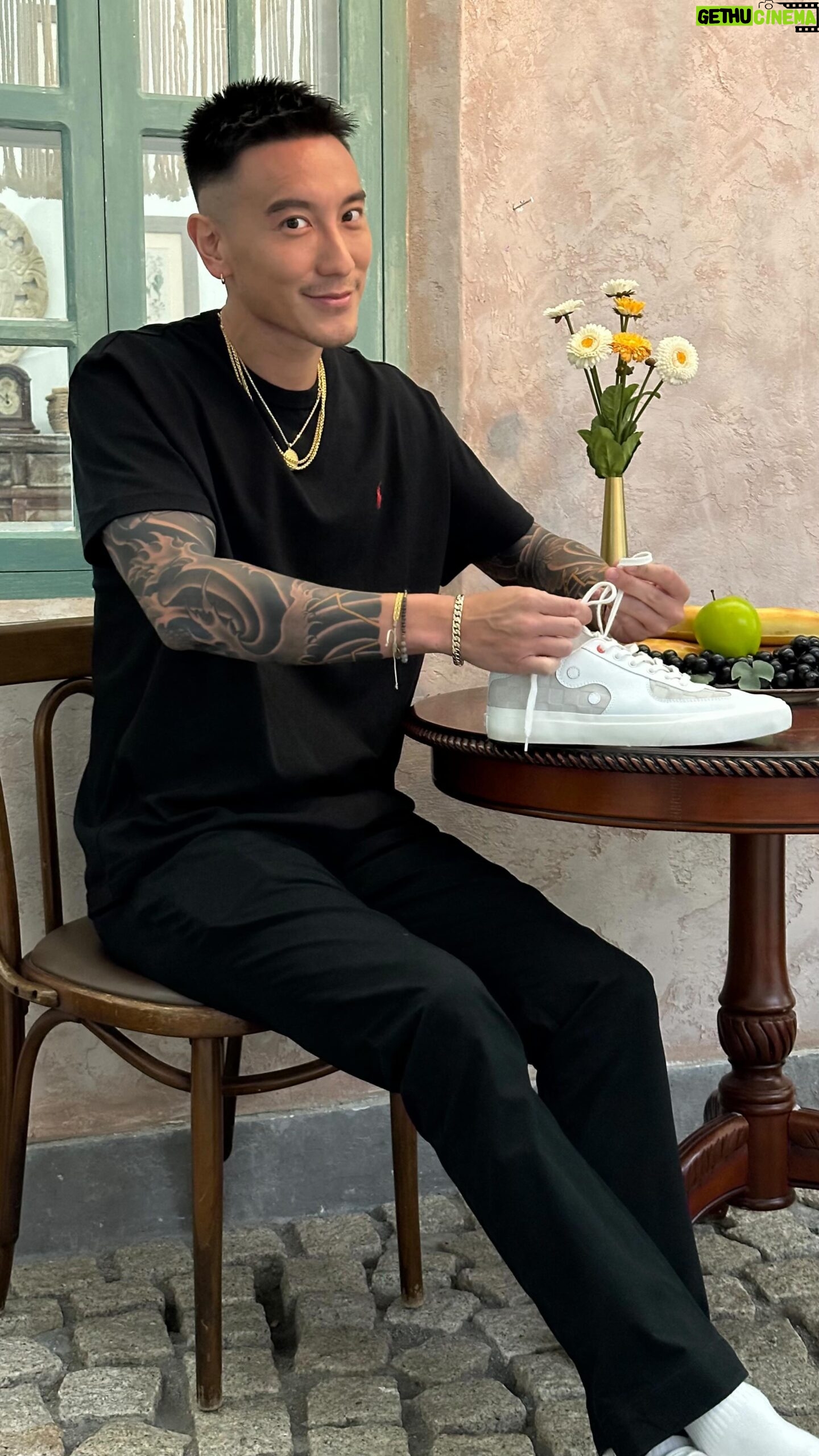 Sunny Wang - 36.9K Likes - 有看到 @dizzydizzo 昨天發的Reels嗎?
原來我老婆是綁鞋帶達人 結婚這麼久我都不知道
今天換我來討戰她🔥 你們覺得我有挑戰成功嗎 😂
▪️EMC x UD ▫️
EMC首次聯名鞋款!僅限實體活動販售🔥
- 01/13 台中
時間:5 p.m.-7 p.m
地點:NMR台中二店
地址:台中市北區育才南街13號
- 1/14 台北
時間:3 p.m.-5 p.m.
地點:特波咖啡
地址:台北市南港區南港路三段16巷18弄2號
@empiremotorclub x @unknowndomain_official
#emc #undm