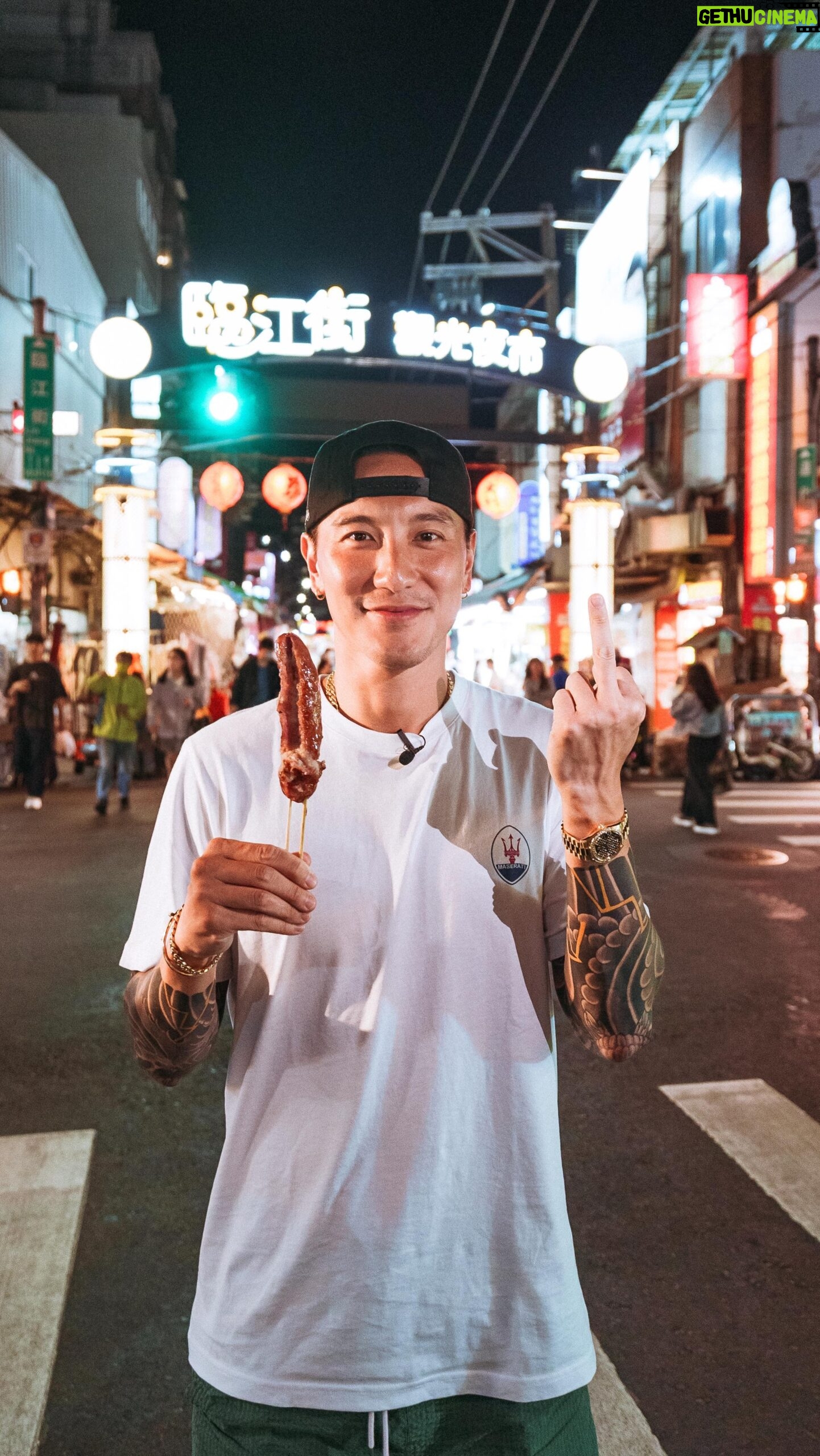 Sunny Wang - 58.7K Likes - 老王街頭美食特輯又來了 這次我帶你們去通化街夜市吃當地好吃的小吃,如果有要來台北玩不知道吃什麼,分享我的影片就對了!下一站要去哪介紹街頭小吃?留言告訴我🤤
Introducing a smaller night market in Taipei for bomb street food. Tong Hua Night Market. If you’re coming to Taipei, this is a must visit, just check out and share this IG Reel. Where shall I go next? Let me know!