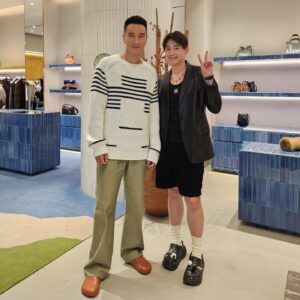 Sunny Wang Instagram - 今天幫 @loewe 拍了超多Reels 我自己想不出來可以拍什麼給你們看了 只好發發照片吧 今天很開心看到老朋友 @yoyang & @suitangtang 🤙🏼 感謝 Loewe 的邀請! 也很開心認識了一些新朋友 @chihtian 

#LOEWE
#LOEWEBreezeCenter
#LOEWESS24