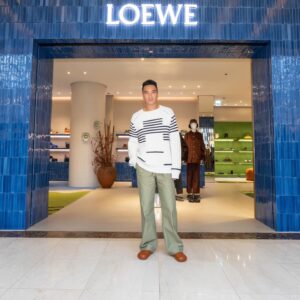 Sunny Wang Instagram - 今天幫 @loewe 拍了超多Reels 我自己想不出來可以拍什麼給你們看了 只好發發照片吧 今天很開心看到老朋友 @yoyang & @suitangtang 🤙🏼 感謝 Loewe 的邀請! 也很開心認識了一些新朋友 @chihtian 

#LOEWE
#LOEWEBreezeCenter
#LOEWESS24