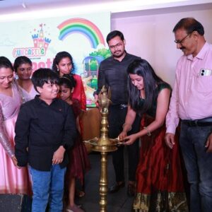 Suphy Maria Instagram - കുറെ കുട്ടികുറുമ്പന്മാരുടെയും കുറുമ്പികളുടെയും ഇടയിൽ,കൊച്ചി FunCastle പ്രീസ്കൂളിന്റെ വാർഷികാഘോഷത്തിൽ അഥിതിയായി പങ്കെടുത്തപ്പോൾ...ഒരുപാട് സന്തോഷം,അഭിമാനം..!❤️

Thank you Funcastle preschool for inviting me on your annual day celebrations!🌸

Special thanks @krishnaa_sreesuthan 🫂❤️

#annualday #chiefguest #kochi #gratitude #schoolcelebration #happiness