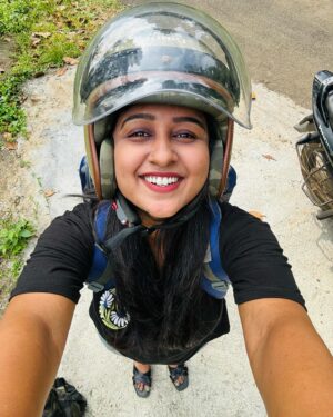 Suphy Maria Instagram - നിൽപ്പ് കണ്ട അങ്ങ് കശ്മീർ പോവാന്ന പോലെയാ....വീട്ടീന്ന് മണിമല വരെ ബസ് സ്റ്റോപ്പിലേക് പോവാണ്...അയിനാണ്!!😆