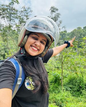 Suphy Maria Instagram - നിൽപ്പ് കണ്ട അങ്ങ് കശ്മീർ പോവാന്ന പോലെയാ....വീട്ടീന്ന് മണിമല വരെ ബസ് സ്റ്റോപ്പിലേക് പോവാണ്...അയിനാണ്!!😆