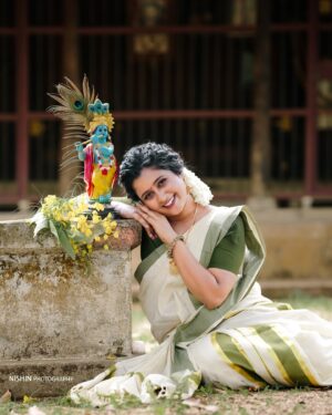 Suphy Maria Instagram - മേടമാസ പുലരിയിൽ കണികാണാൻ മാത്രം വിരിയുന്ന കണിക്കൊന്ന പൂക്കളുടെ നന്മയുമായി ഒരു വിഷു കൂടി വരവായി..!
ഏവർക്കും സ്നേഹത്തിന്റെയും ഐശ്വര്യത്തിന്റെയും സമൃദ്ധിയുടെയും വിഷു ആശംസകൾ!🌼🍃🪈

💄🥻: @makeover_by_athirasarath 🥰

📸 : @dop_by_nishin 😍

#vishu #vishuphotoshoot #happyvishu #alappuzha #explore #traditional #harekrishna #makeovershoot 
[Vishu , Vishuphotoshoot , Alappuzha , explore ,traditional, makeovershoot ,harekrishna]