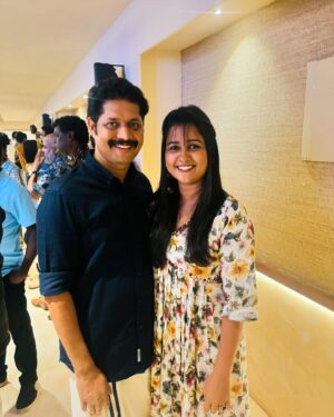 Suphy Maria Instagram - വൈഫ്‌ ഈസ്‌ ബ്യൂട്ടിഫുൾ സീകേരളത്തിൽ തുടങ്ങുന്നതിനു മുമ്പ്,ആദ്യത്തെ ട്രയൽ ദിവസം...മറിമായം ടീമിന്റെ കൂടെയാണ് ഈ പ്രൊജക്റ്റ്‌ എന്ന് മാത്രം അറിയാമായിരുന്നുള്ളു എനിക്ക്.സലീമിക്കാടെ ഭാര്യ വേഷം(ഷാഹിന-അമ്പിളിക്ക)ആണെന്നെന്നോ,എങ്ങനെയാണ് ലൈവ് ആയിട്ട് ചെയ്യുന്നേ എന്നോ ഒന്നും അറിയാത്ത എനിക്ക്,പുതിയതായിട്ട് ചെന്ന ഒരാൾ ആണ് എന്ന് വേർതിരിവ് കാണിക്കാതെ എല്ലാവരും കൂടെ കൂട്ടി..അതിൽ തന്നെ ആദ്യത്തെ ദിവസം ആദ്യായിട്ട് എന്നോട് മിണ്ടി,എനിക്ക് കോൺഫിഡൻസ് തന്ന് “ടെൻഷൻ ആവണ്ട,കണ്ടന്റ് വച്ചോ പറഞ്ഞോ,അതിന്റെ ബാക്കി ഞാൻ പറഞ്ഞോളാം” എന്ന് പറഞ്ഞു ധൈര്യം തന്നത് സലീമിക്ക ആയിരുന്നു....ഞങ്ങൾ തമ്മിൽ ഉള്ള കോമ്പിനേഷൻ ആയിരുന്നു ആദ്യം എനിക്ക് ചെയ്യാൻ കിട്ടിയത്. വൈഫ്‌ ഈസ്‌ ബ്യൂട്ടിഫുൾ അവസാനിക്കും വരെ അങ്ങനെ അവർ ഓരോരുത്തരുടെയും സപ്പോർട്ട് കൊണ്ടാണ് എനിക്ക് അത് നന്നായി ചെയ്യാനും പറ്റിയതും!❤️എന്റെ ടീവിയിലെ തുടക്കം തന്നെ ഇവർക്കൊപ്പം ആയത് മണിമല പോലെ ഉള്ള ഒരു കൊച്ച് നാട്ടിൽ നിന്ന് വന്ന എനിക്ക് ചിന്തിക്കാവുന്നതിൽ അപ്പുറം ആയിരുന്നു!🥹
I was so blessed to be with them all!🥹

വൈഫ്‌ ഈസ്‌ ബ്യൂട്ടിഫുൾ അവസാനിച്ച ശേഷം മറിമായം സിനിമയുടെ പൂജക്ക്‌ വീണ്ടും സലീമിക്കാനെ കണ്ടപ്പോ എടുത്ത ഫോട്ടോ!😍

#wifeisbeautiful #zeekeralam #gratitude #happiness #explore #instagram 

[wifeisbeautiful , zeekeralam , gratitude, happiness ,explore ,instagram]
