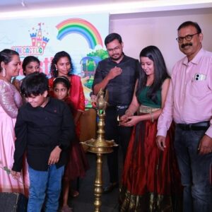 Suphy Maria Instagram - കുറെ കുട്ടികുറുമ്പന്മാരുടെയും കുറുമ്പികളുടെയും ഇടയിൽ,കൊച്ചി FunCastle പ്രീസ്കൂളിന്റെ വാർഷികാഘോഷത്തിൽ അഥിതിയായി പങ്കെടുത്തപ്പോൾ...ഒരുപാട് സന്തോഷം,അഭിമാനം..!❤️

Thank you Funcastle preschool for inviting me on your annual day celebrations!🌸

Special thanks @krishnaa_sreesuthan 🫂❤️

#annualday #chiefguest #kochi #gratitude #schoolcelebration #happiness