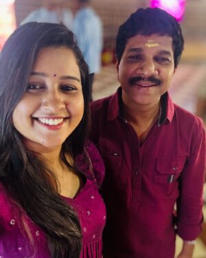 Suphy Maria Instagram - അപ്പുണ്ണിയേട്ടൻ.......വൈഫ്‌ ഈസ്‌ ബ്യൂട്ടിഫുൾനു ശേഷം വീണ്ടും അവിചാരിതമായി ഒരിക്കൽ കണ്ടുമുട്ടിയപ്പോൾ എടുത്തതാ...ഗ്യാലറിയിൽ കിടക്കണ കണ്ടപ്പോ മനസ്സിലായി ഞാൻ പോസ്റ്റ്‌ ആക്കിട്ടില്ലന്ന്...എന്നാ പിന്നെ കിടക്കട്ടെ!😍

#whenwemet #zeekeralam #wifeisbeautiful #afterlongtime #vinodkovoor