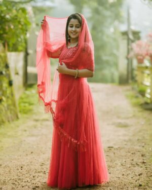 Suphy Maria Instagram - A little bit of Shahina somewhere always!🫣

👗 : @makeover_by_athirasarath 😍

📸 : @dop_by_nishin 😍

#evening #instagram #red #dress #love #picoftheday #likesforlike #trending #instagood #fyp #explore