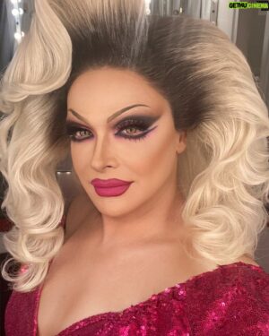 Supremme de Luxe Instagram - Aprovechado la luz de los camerinos de Tu Cara Me Suena. Estoy muy feliz y aprendiendo mucho con esta aventura. 
También, desde ayer, se ha abierto el casting para la temporada 5 de Drag Race España. 
Y yo, con muchas ganas de veros por distintos escenarios en España y en… Todavía no me dejan contarlo 🤭🤭🤭