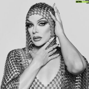 Supremme de Luxe Instagram - Hoy recupero esta foto de @mista.studio que hicimos durante la grabación de @dragracees ALL STARS. Para el programa optamos por poner una peluca, pero también nos gustaba mucho cómo quedaba este modelo de @byalexandrino con la capucha sin peluca. 

El estilismo es de @joseitspain y el maquillaje de @missclaudiasuarez