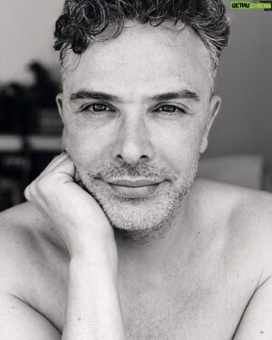 Supremme de Luxe Instagram - Hoy quiero recuperar esta foto que me hice hace un tiempo en la ventana de mi casa. Siempre me ha gustado mucho el blanco y negro en la fotografía, y de esta foto, en concreto, me gusta cómo se ven las canas. Cada día tengo el pelo más gris… y me encanta. Siento, como dice la letra de Nebulossa, que «estoy en un buen momento».