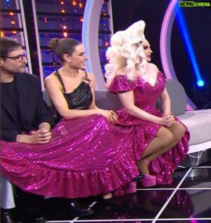 Supremme de Luxe Instagram - Fotos de la gala 9 de @tucaramesuena en la que tuve que imitar a Quevedo. 

Pensaba que no iba a ser una imitación tan complicada, pero tanto el registro grave como el fraseo hicieron que le tuviese que dedicar bastante tiempo. Lo que pude comprobar es que Quevedo compone unas letras y unas melodías que conectan desde el primer segundo con el público y que se quedan grabadas en tu cabeza con una facilidad asombrosa. Me quito el sombrero ante esto 👏🏻👏🏻👏🏻

Las fotos de la gala son de @joseirun_fotografia